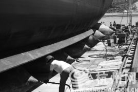 創新突破 5.5萬噸巨輪氣囊下水，臺州船企刷新世界紀錄