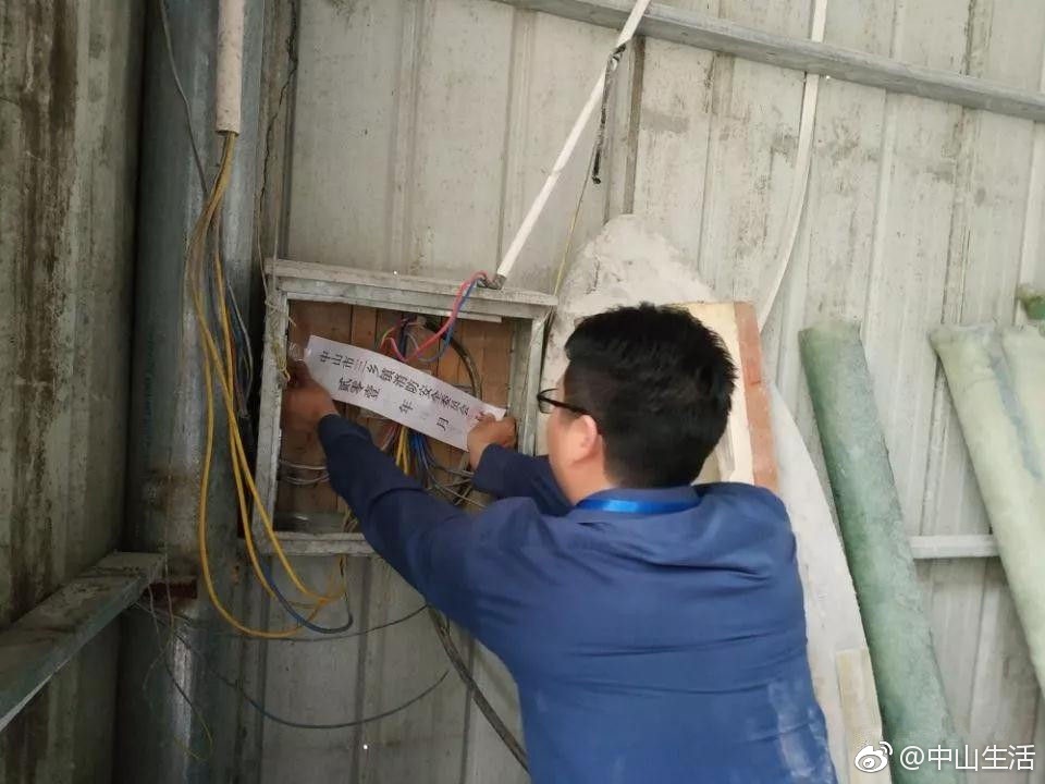 危險！中山一廠房內驚現21噸?；?，老板因違規經營被警方控制